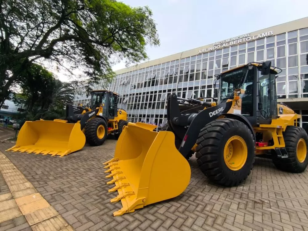 Duas novas pás-carregadeiras John Deere 524 foram adquiridas pela Prefeitura de Marechal Cândido Rondon por R$ 1.569.800,00, com recursos próprios. (Foto: Divulgação)
