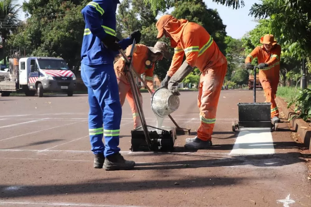 Trabalhos de revitalização da sinalização horizontal começaram no domingo (16), pelo bairro Higienópolis, e também contemplam o bairro Marechal. (Foto: Divulgação)