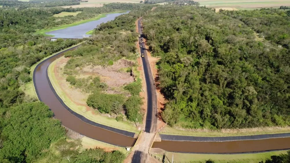 Aplicação da camada asfáltica começou nesta semana na estrada rural entre a Linha Bandeirantes e a usina da Cercar, no distrito de Novo Três Passos. (Foto: Divulgação)
