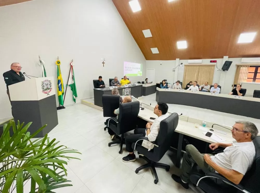 Presidente da Assuinoeste, Delmar Briccius, e gerente geral, Edson Pacheco, apresentaram aos vereadores o projeto piloto para recolha legalizada de carcaças de suínos. (Foto: Divulgação)
