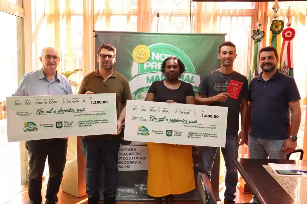Contemplados na terceira etapa da Nota Premiada Marechal 2026 receberam os prêmios nesta terça-feira (18), na prefeitura. (Foto: Divulgação)