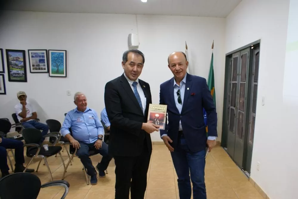 Embaixador do Japão no Brasil, Noguchi Yasushi, prestigiou em Brasília o lançamento do livro “Um príncipe japonês nascido no Brasil”, escrito pelo jornalista José Ivaldece Pereira, de Cascavel. (Foto: Divulgação)