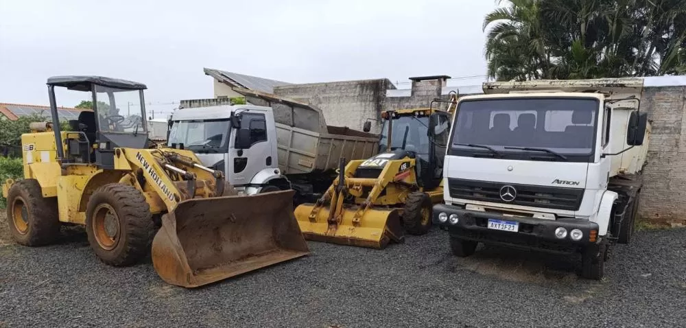 Veículos, caminhões, máquinas pesadas e equipamentos do patrimônio público de Pato Bragado serão disponibilizados em leilão eletrônico. (Fotos: Divulgação)