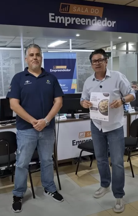 Lucio Flavio Fernandes e Cláudio Kohler, o Claudinho, divulgam a realização do curso gratuito “Comida de Boteco”. (Foto: Divulgação)