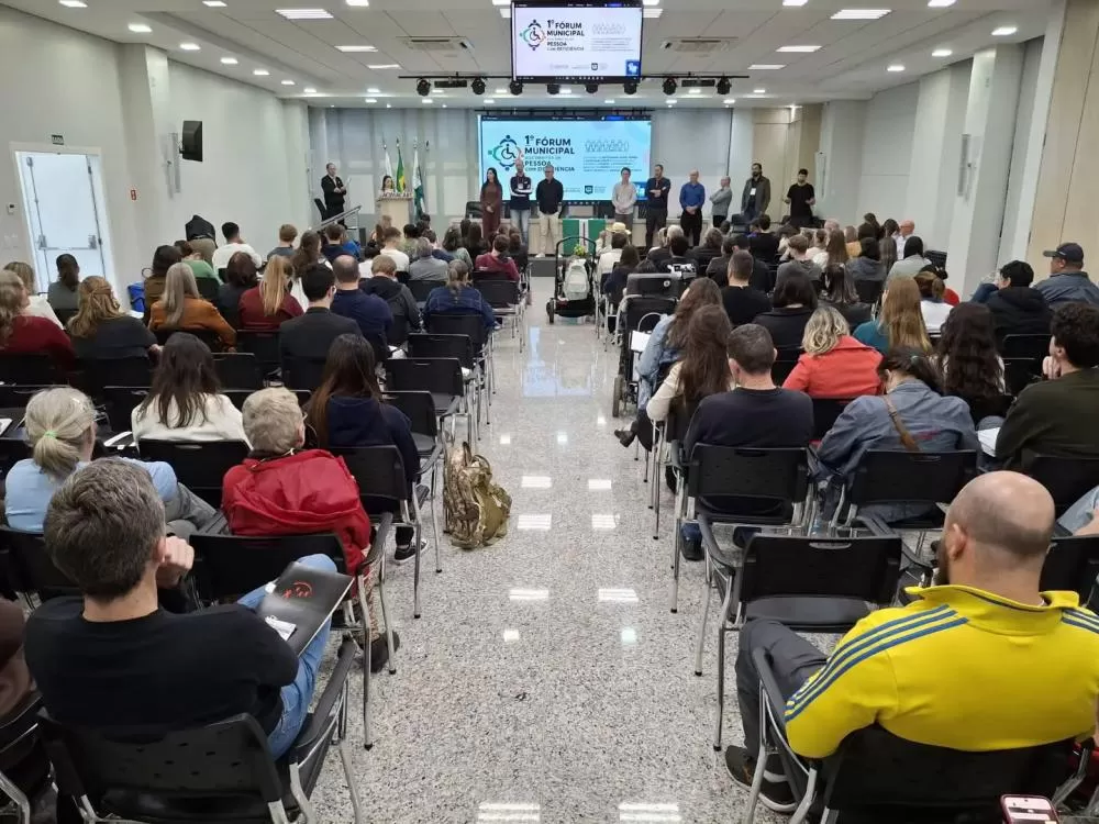 Representantes do poder público, entidades, pessoas com deficiência, familiares e profissionais participam do 1º Fórum Municipal dos Direitos da Pessoa com Deficiência. (Foto: Divulgação)