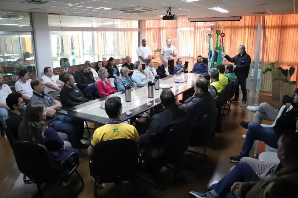 Representantes das entidades participaram nesta segunda-feira do ato que formalizou o repasse de R$ 637,9 mil referentes à participação na Expo Rondon 2026. (Foto: Divulgação)