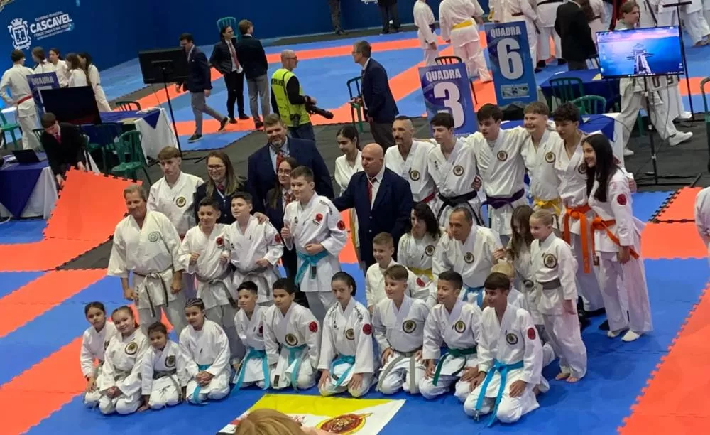 Delegação da Associação Liberdade representou Marechal Cândido Rondon com 33 atletas na etapa final do Campeonato Paranaense de Karatê Interestilos, em Cascavel. (Foto: Divulgação)