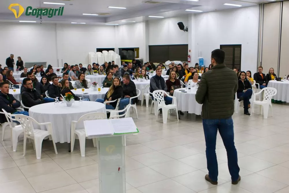 Jovens participantes e representantes da Copagril durante a premiação do Concurso de Produtividade de Soja e Milho promovido pela ACJC. (Fotos: Divulgação)