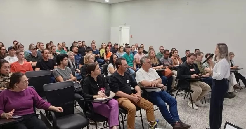 Empresários e microempreendedores participaram da palestra “Reforma Tributária na Prática”, realizada na noite de terça-feira na Acimacar. (Foto: Divulgação) 1/2