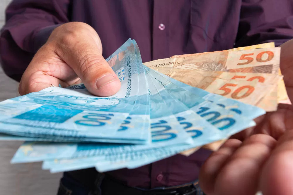 Salário mínimo poderá passar dos atuais R$ 1.621 para R$ 1.741 em janeiro de 2027, conforme projeção que será utilizada pelo governo na proposta orçamentária. (Foto: Magnific)