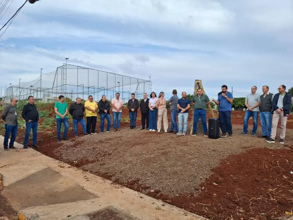 Autoridades e representantes das lojas maçônicas participaram do lançamento da pedra fundamental da Praça da Fraternidade, no bairro São Lucas. (Foto: Divulgação)