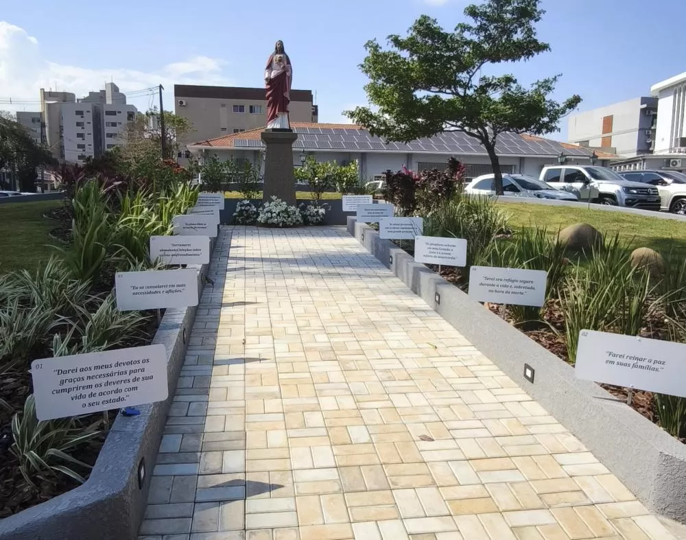 O Monumento ao Sagrado Coração de Jesus, instalado ao lado da igreja matriz em Marechal Cândido Rondon. (Foto: João Livi)