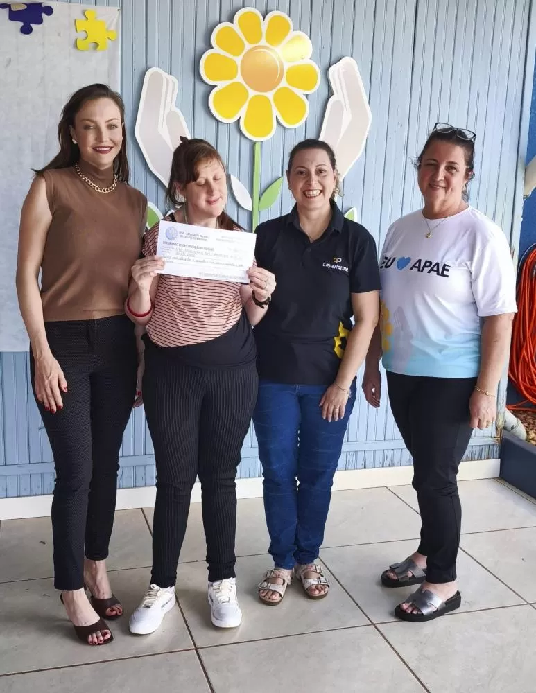 Presidente da APAE, Daiane Gentilini, aluna da APAE, a Coordenadora do MCC, Gissele Marçal Lamberty, Diretora da APAE, Ivone Ricardi Sannane, destacaram a importância do repasse de R$ 15.766,98 arrecadado no almoço italiano. (Foto: João Livi)