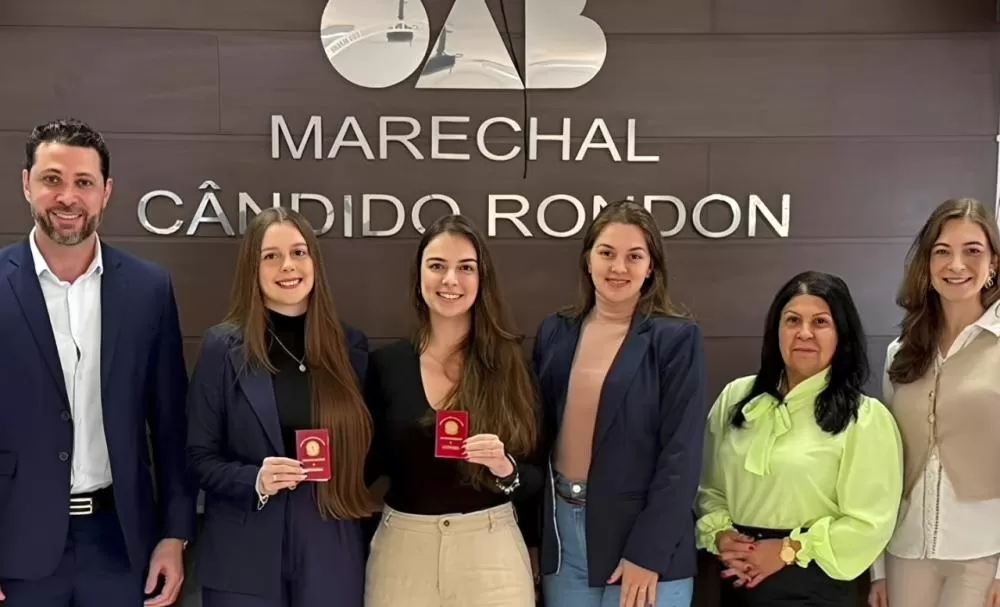 Presidente da Subseção da OAB de Marechal Cândido Rondon, Leandro Marcondes, e representantes da entidade receberam os novos advogados e estagiários durante a entrega das credenciais. (Foto: Divulgação)