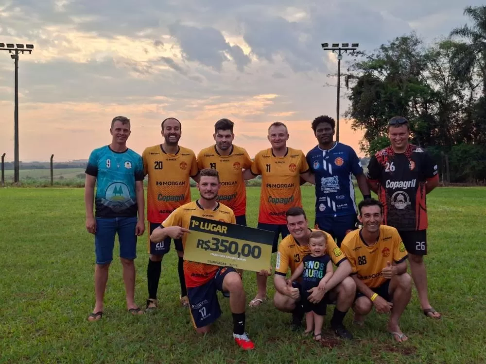 Jovens dos comitês da ACJC participaram das disputas de futebol suíço realizadas neste domingo (30), no KM 13, em Pato Bragado. (Fotos: Divulgação)