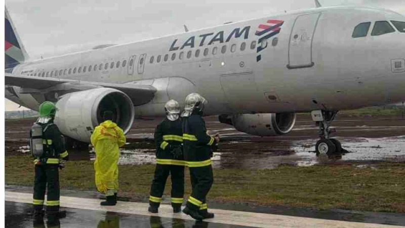 Aeronave da Latam ficou imobilizada fora da área pavimentada após sair da pista durante pouso no Aeroporto Regional de Cascavel nesta segunda-feira (31). Chovia no momento da ocorrência. (Foto: Reprodução/Catve)