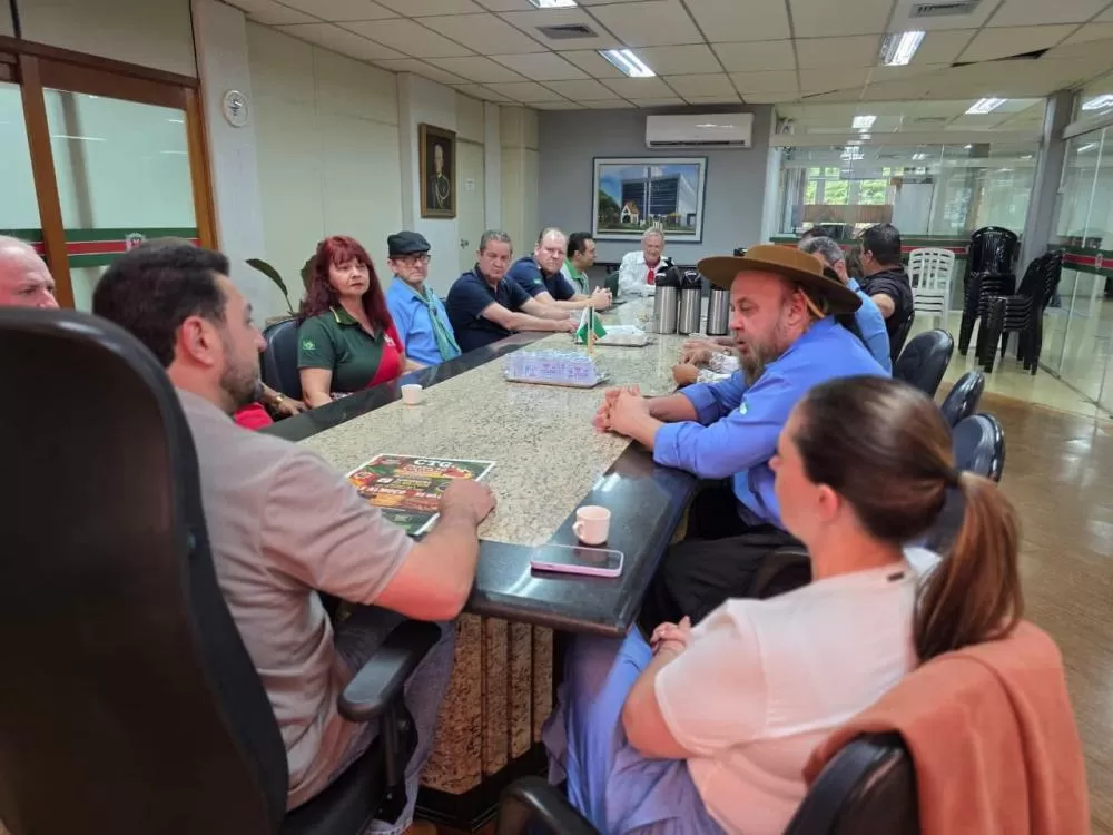 Presidente Herton Lagemann e integrantes do CTG Tradição Cultural apresentaram ao prefeito Adriano Backes e demais autoridades a programação alusiva à Semana Farroupilha 2026. (Foto: Divulgação)