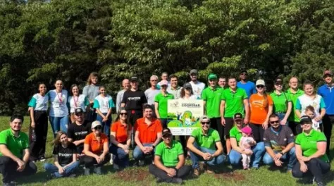 Voluntários participaram do plantio de aproximadamente 300 mudas de árvores na Estação de Tratamento de Esgoto do SAAE, em uma ação alusiva ao Dia C - Dia de Cooperar. (Foto: Divulgação