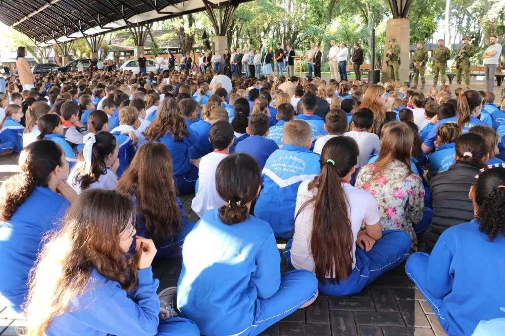 Estudantes participaram nesta terça-feira (1º) da abertura da Semana Cívica de Pato Bragado, que terá programação até domingo (6). (Foto: Divulgação)