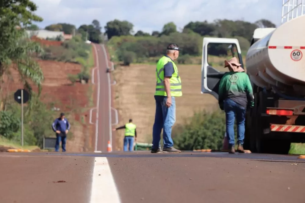 Pintura termoplástica avança pelo Anel Viário de Marechal Cândido Rondon e integra investimento superior a R$ 1,5 milhão na renovação da sinalização horizontal. (Foto: Divulgação)