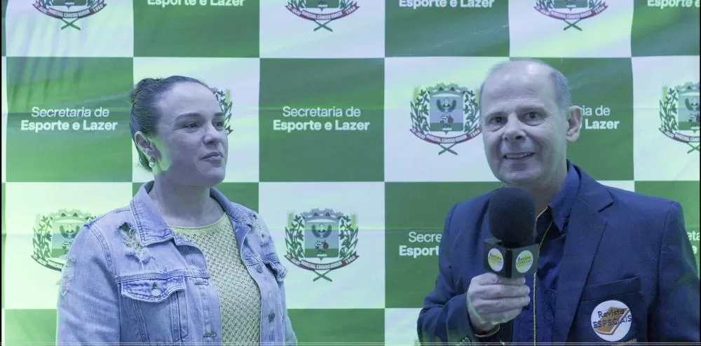 Jaqueline recebeu, em nome da família, a homenagem concedida in memoriam ao professor Saturnino Vieira Vasconcelos Neto durante a abertura do Agita Rondon 2026.