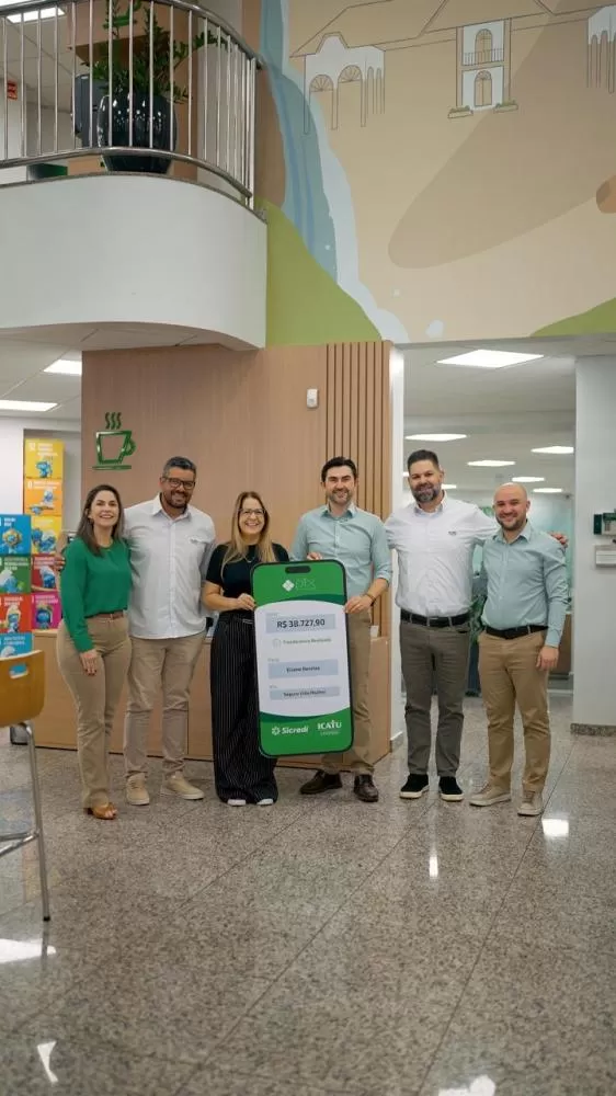 A associada Eliane Benitez recebeu o prêmio de R$ 38.727,90 em sorteio da Icatu Coopera, benefício vinculado ao Seguro Vida Mulher comercializado pelo Sicredi. A entrega simbólica foi realizada na agência, com a presença de representantes da cooperativa e