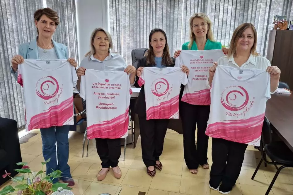 Representantes do Conselho da Mulher Empresária estiveram reunidas com a primeira-dama e secretária de Assistência Social, Andria Backes, para divulgar o desfile beneficente do Outubro Rosa. (Foto: Divulgação)