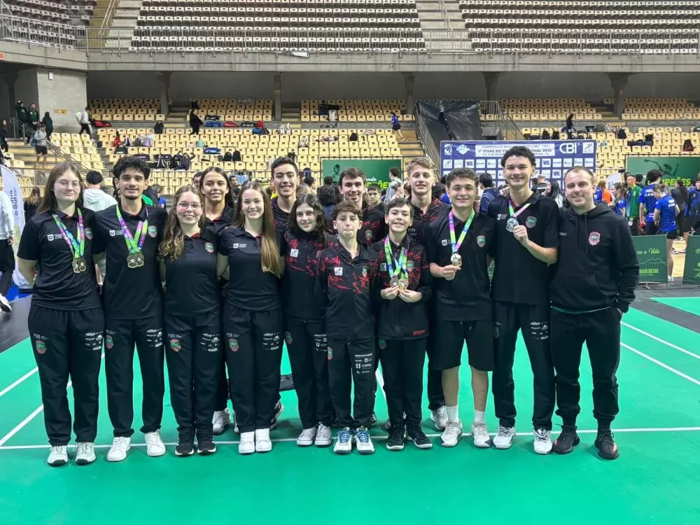 Atletas de Marechal Cândido Rondon conquistaram pódios durante a quarta etapa do Circuito Nacional de Badminton 2026, em Jaraguá do Sul (SC). (Fotos: Divulgação)