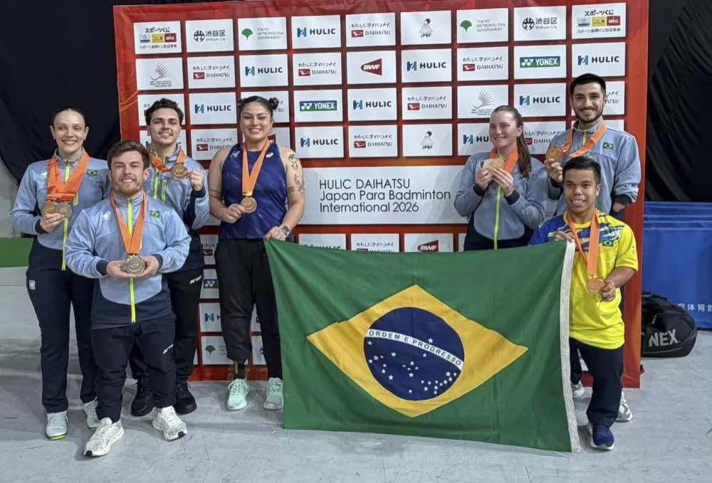 Integrantes da delegação brasileira comemoram as seis medalhas conquistadas no Internacional de Parabadminton do Japão, competição em que a rondonense Kauana Beckenkamp subiu duas vezes ao pódio. (Foto: CBBAD/Divulgação))