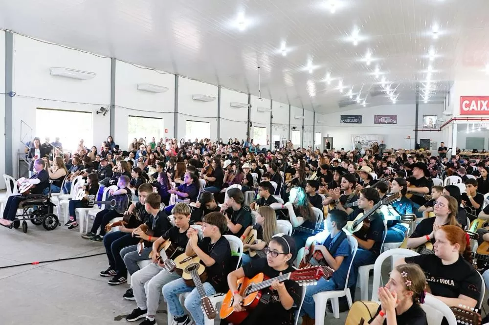 Cerca de 300 violeiros participaram do primeiro Festival Prosa e Viola do Lago de Itaipu, realizado em Santa Helena e com presença de uma comitiva de Marechal Cândido Rondon. (Foto: Divulgação)