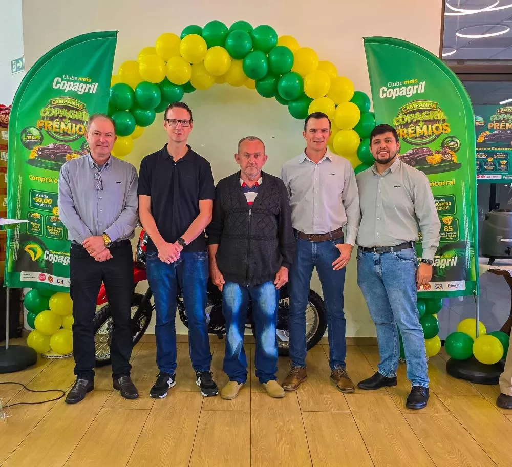 Alexandre Daniel Kohn recebeu da diretoria da Copagril a moto zero-quilômetro conquistada na Campanha Clube Mais Copagril. (Foto: Divulgação)