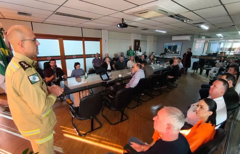 Autoridades municipais, Defesa Civil, Corpo de Bombeiros e representantes de diferentes entidades discutiram medidas preventivas e a organização da resposta a possíveis eventos climáticos associados ao El Niño. (Foto: Divulgação)