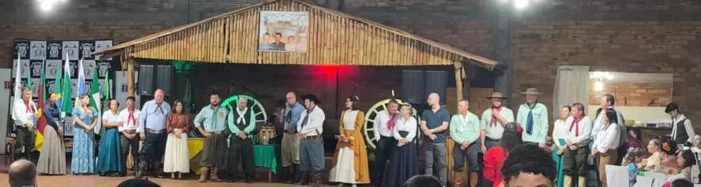 Volmir Eliseu Beuren assumiu como patrão do CTG Sepe Tiaraju, tendo Darlon Ludwig como vice-patrão. A nova gestão terá entre as prioridades a reforma do galpão e a ampliação das atividades tradicionalistas. (Foto: Divulgação)