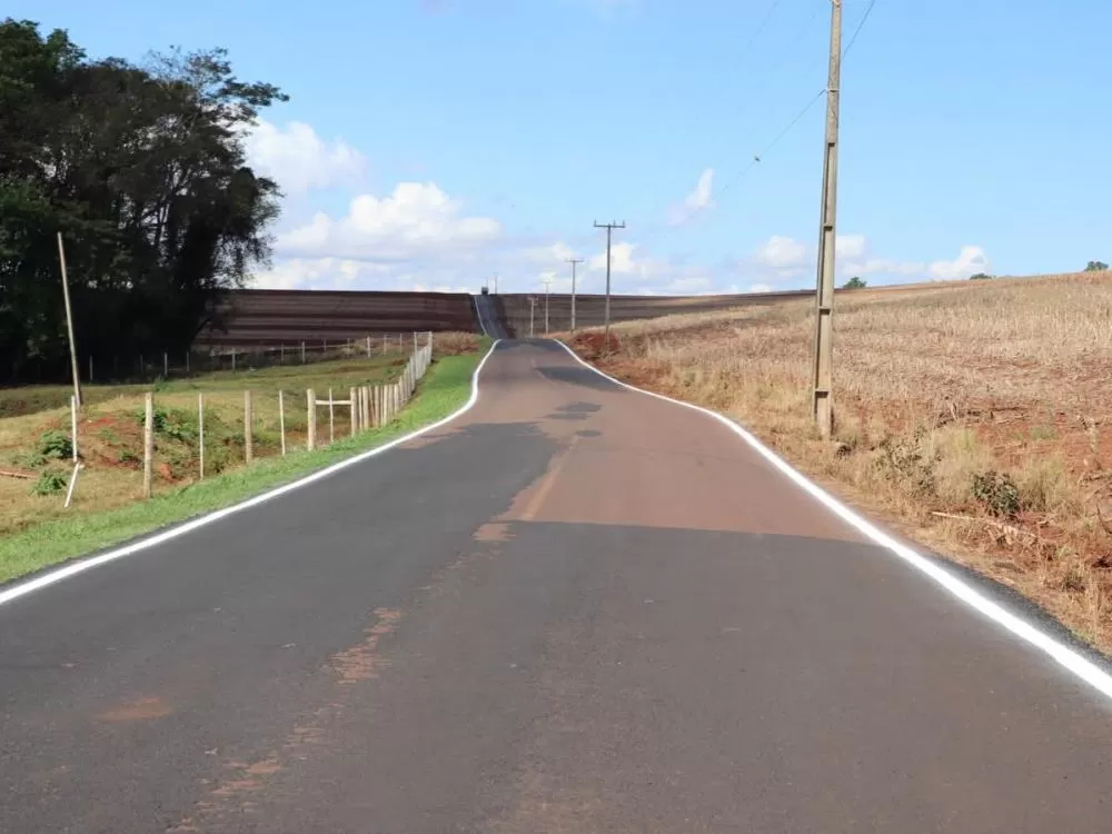 Nova sinalização horizontal começou a ser aplicada na rodovia que liga a sede de Marechal Cândido Rondon aos distritos de Margarida e São Roque, com trabalhos também no trecho entre Margarida e Pato Bragado. (Foto: Divulgação)