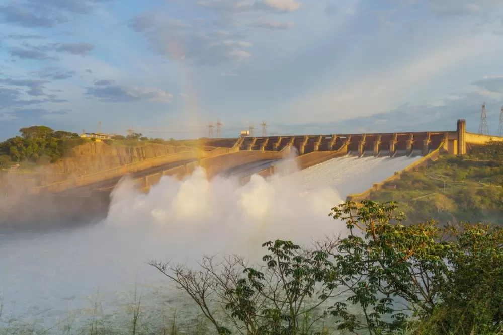 Vídeo de drone mostra força das águas no vertedouro de Itaipu