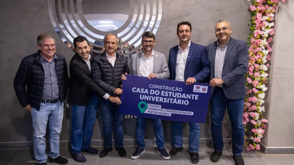 Assinatura da ordem de serviço autoriza a construção de Casas do Estudante da Unioeste em Marechal Cândido Rondon, Toledo e Foz do Iguaçu. Cada nova estrutura terá 35 quartos e 830,50m². (Foto: Reprodução/CGN)