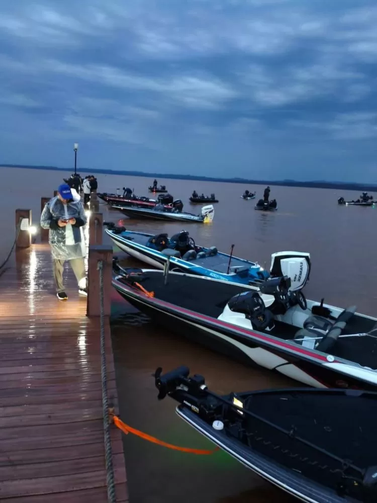 Equipes partiram de Porto Mendes na manhã deste sábado para a disputa da 18ª Pesca Marechal no Lago de Itaipu. (Fotos: Divulgação)