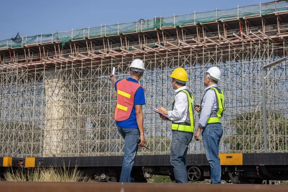 Atividade da indústria da construção voltou a recuar em agosto, acompanhada pela redução no indicador de emprego e pela piora das expectativas empresariais. (Foto: Shutterstock)