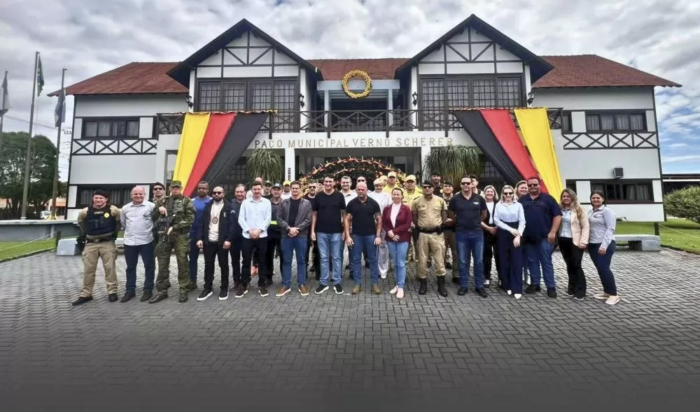 Secretário de Estado da Segurança Pública, coronel Hudson Teixeira, reuniu-se com o prefeito John Nodari, a vice-prefeita Simoni Tornquist e demais autoridades em Pato Bragado nesta quarta-feira (23). (Foto: Divulgação/Prefeitura)