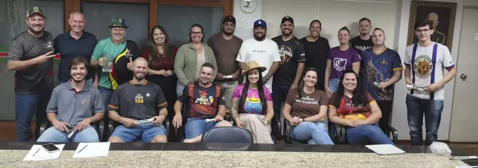 Presidentes dos 17 blocos associados à Abomar participaram da reunião que definiu detalhes da presença das agremiações na Oktoberfest 2026. (Foto: Divulgação)