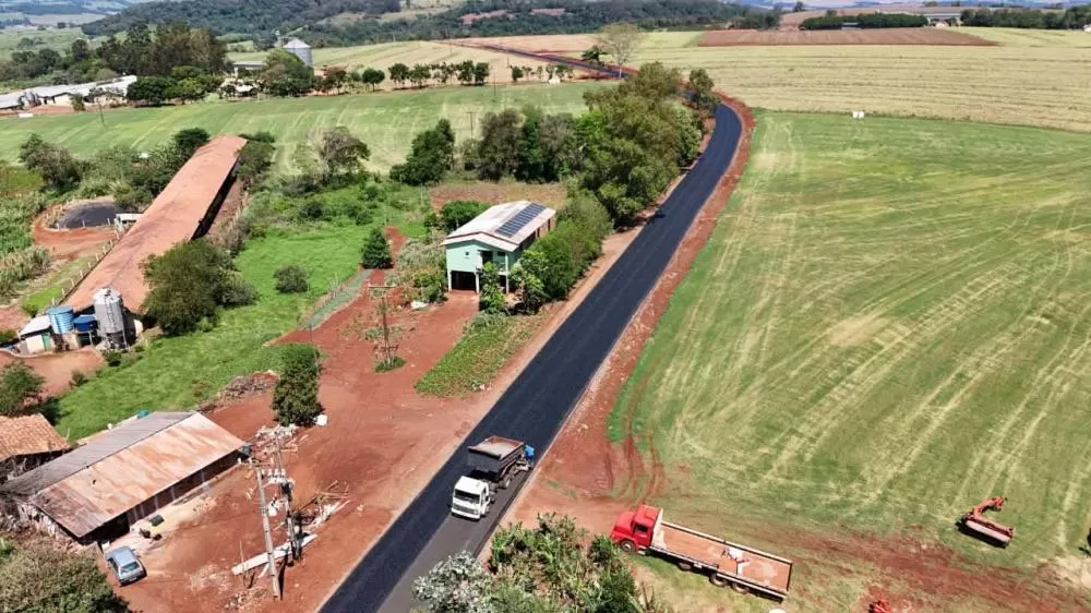 Trecho da estrada da Linha Eldorado está interditado para execução da pavimentação asfáltica e deverá permanecer bloqueado até domingo (27). (Foto: Divulgação)