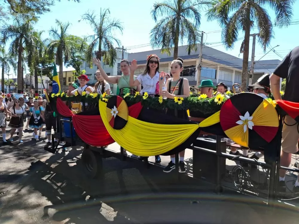 Tradicional desfile do Carretão percorreu ruas e avenidas da região central na manhã deste sábado (26), marcando o início da movimentação da 36ª Oktoberfest. (Foto: Divulgação)
