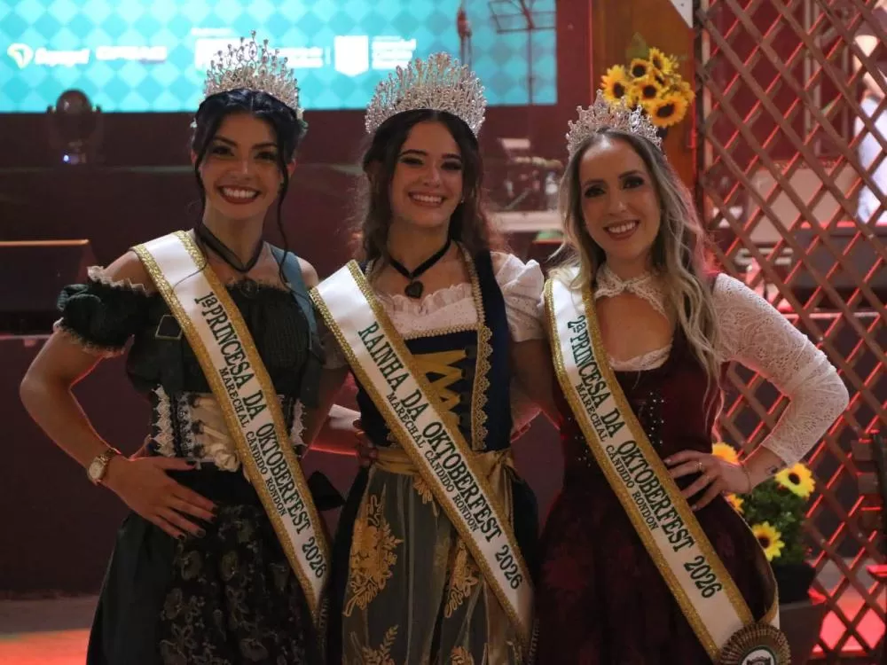 A rainha Isabela Laís Gehlen está ladeada por Taiza Roberta Semim (lª princesa) e por Alessandra Maiara Vorpagel (2ª princesa). Fotos: Divulgação