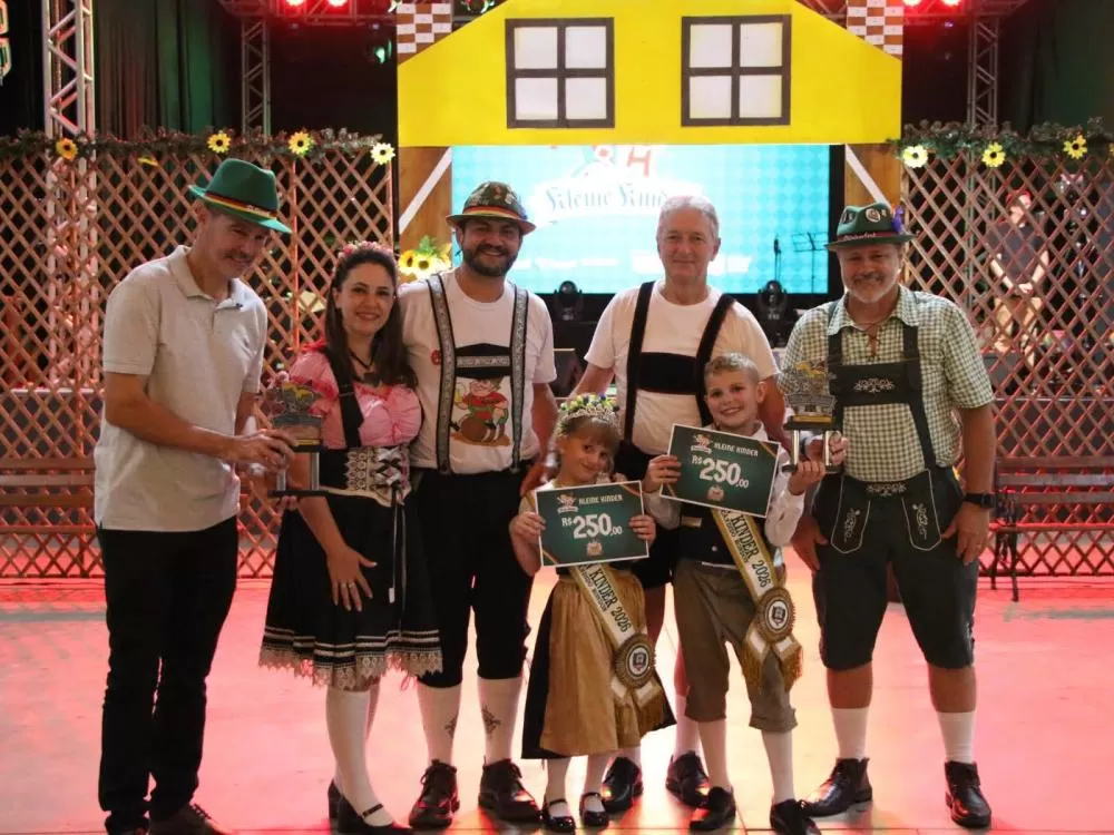 Alice Christina Fülber e Artur Henrique Weschenfelder foram escolhidos como o casal Kleiner Kinder da Oktoberfest 2026 durante a programação de abertura da festa. (Foto: Divulgação)