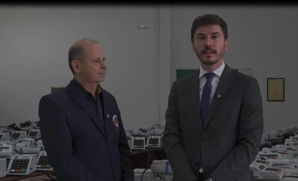 Renato Cigerza, presidente da 121ª Zona Eleitoral, orientou eleitores sobre segurança, documentos e ordem de votação para o primeiro turno das Eleições 2026. 