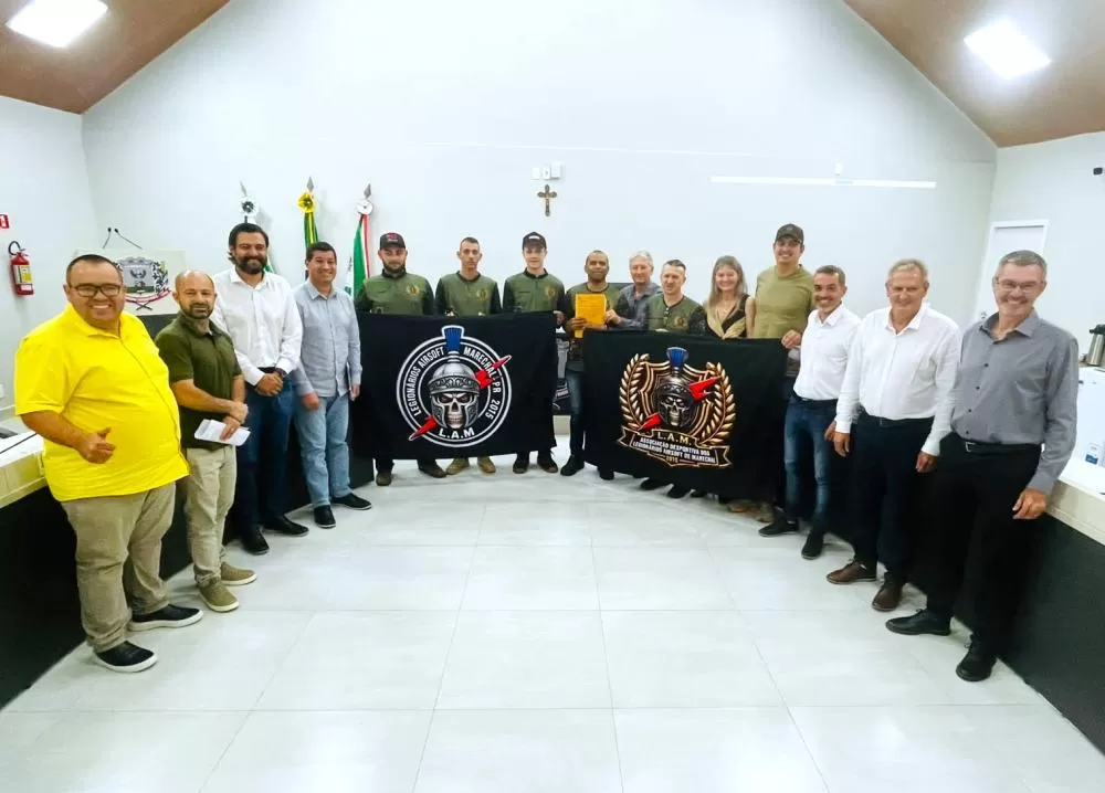 Representantes da Associação Desportiva dos Legionários Airsoft de Marechal acompanharam no plenário a votação do projeto que declara a entidade de utilidade pública municipal. (Foto: Cristiano Viteck)