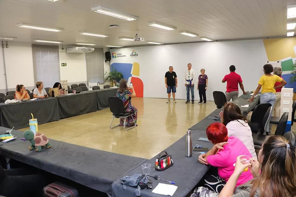 Inscritos no III Concurso de Artesanato Sustentável ao Lago de Itaipu participaram de capacitação voltada à criação de roupas e acessórios com materiais sustentáveis. (Foto: Divulgação)