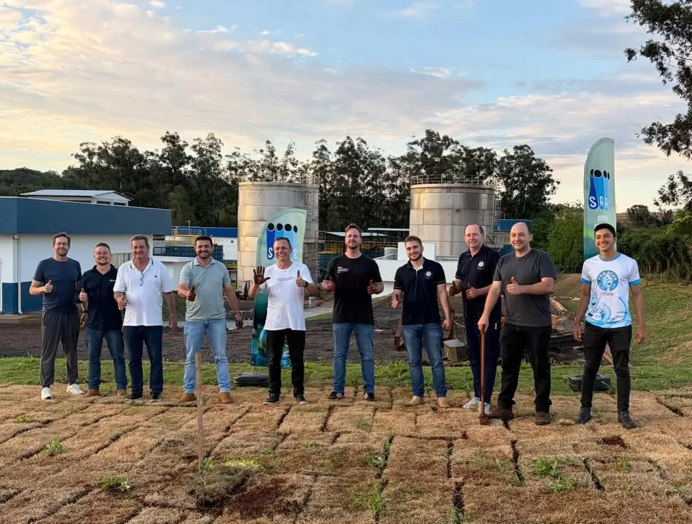 Representantes da Loja Maçônica Universitária Marechal, prefeitura e SAAE participaram do plantio de 25 mudas de acácias na área da nova Estação de Tratamento de Água. (Foto: Divulgação)