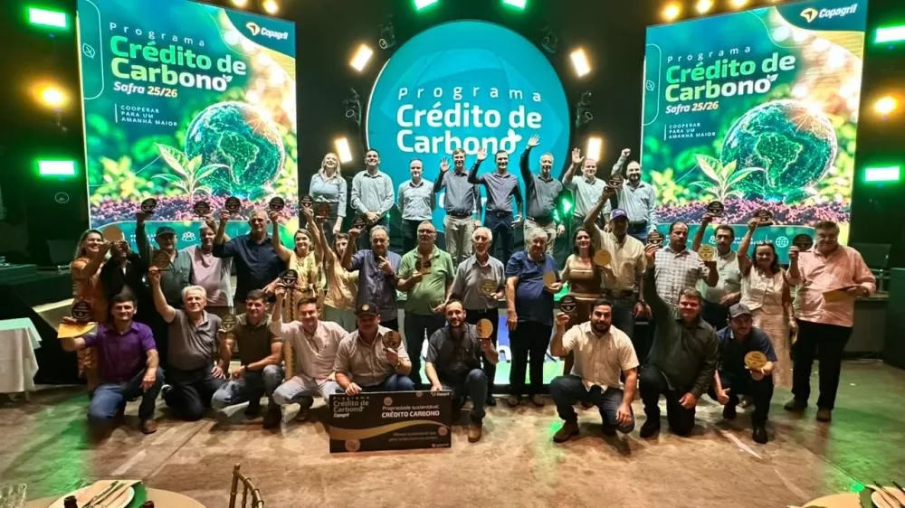 Produtores, dirigentes da Copagril e parceiros participaram, em Dourados (MS), da entrega de aproximadamente R$ 7,5 milhões referentes ao Programa Crédito de Carbono da Safra 2025/2026. (Foto: Divulgação)
