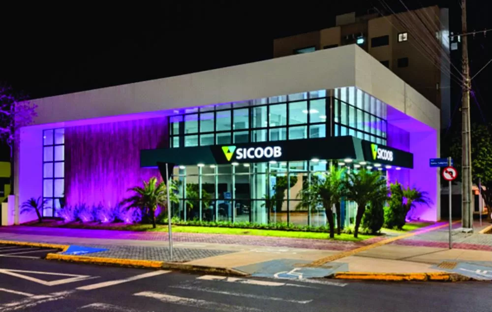  Fachada da Agência Centro do Sicoob Confiança recebe iluminação rosa durante o mês de outubro, em Marechal Cândido Rondon. (Foto: Divulgação)